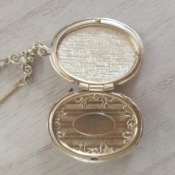 Vintage 1928 Gold Tone Locket - Picture 6 of 8